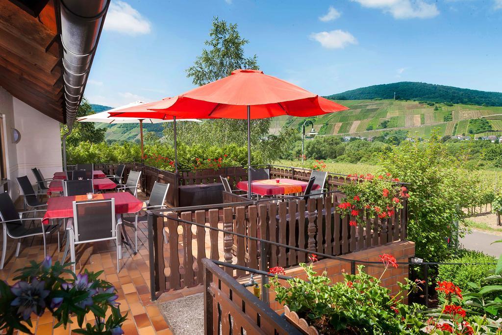Pension Und Weingut Moselblick Brauneberg Exterior foto